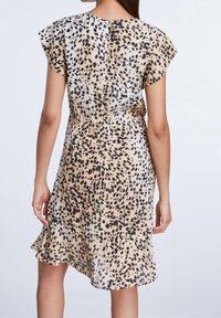 Kurzes Kleid mit Leopardenmotiv in Beige und Schwarz. Mit flatternden Ärmeln, einem runden Halsauschnitt und einem ausgestellt geschnittenen Saum für Bewegungsfreiheit. Seidige Textur.