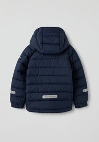 Mørkeblå quiltet børnejakke med hætte, elastiske manchetter og reflekterende lapper på ærmerne og på midten af ryggen.