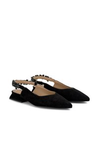 Scarpe slingback nere in suede con punta affusolata, tacco basso a blocco e hardware decorativo nero sulla cinturino alla caviglia. Rivestimento interno liscio.