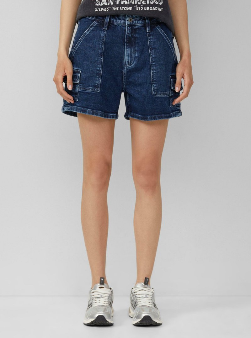 Shorts en denim avec taille haute, ourlet roulé et deux poches cargo latérales. Lavage bleu foncé avec détails de couture et fermeture à bouton.