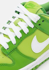 Nike Sportswear DUNK LOW - Sapatilhas - chlorophyll/white/vivid green