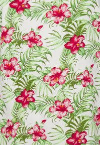 Tecido floral com fundo branco, apresentando vibrantes flores de hibisco vermelhas e folhas verdes, criando um padrão tropical.