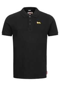 Čierne polo tričko vyrobené z bavlny, s trojbodovým zapínaním, krátkymi rukávmi a žltou vyšitou emblémom leva na hrudi.