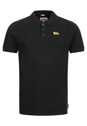 Czarna koszulka polo wykonana z bawełny, z trzema guzikami, krótkimi rękawami oraz wyszywanym na żółto logo lwa na przypadku.