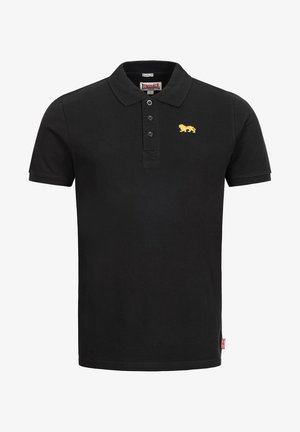 Czarna koszulka polo wykonana z bawełny, z trzema guzikami, krótkimi rękawami oraz wyszywanym na żółto logo lwa na przypadku.