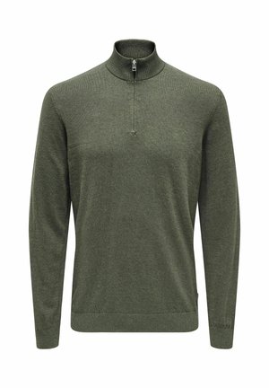 Zeleni pulover s visokim ovratnikom in četrtim zadrgo, izdelan iz strukturirane tkanine. Ima rebraste manšete in spodnji rob.