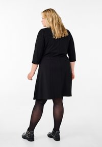 Zizzi MIT 3/4-ÄRMELN - Denné šaty - black