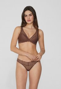 Hnědý krajkový bralet a odpovídající tangá s jemným květinovým vzorem, který má vroubkované okraje a měkkou strukturu. Lehký a nevyztužený design.