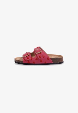 Sandale mule rose avec deux brides réglables à boucle et motifs de cœurs rouges, dotée d’une semelle en liège et d’une semelle noire.