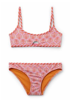 To-delt bikini med orange og pink palmeblads mønster, top med rund halsudskæring og nøglehul, samt matchende lavtaljede bikiniunderdele med orange for.