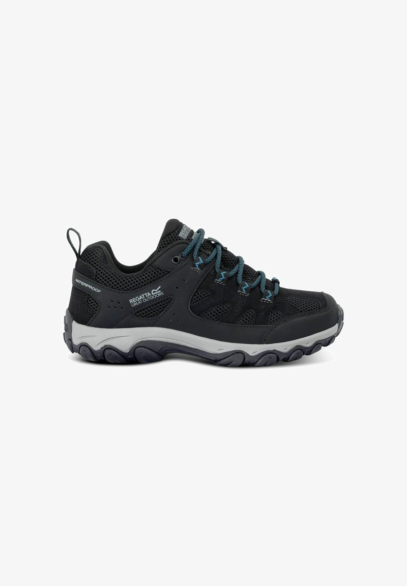 Chaussure de randonnée imperméable noire et grise avec des lacets soulignés de bleu, des panneaux en mesh et une semelle robuste pour une utilisation en extérieur.