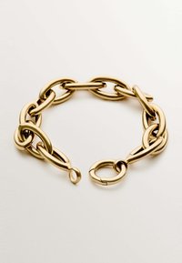 Pulsera de cadena de oro con eslabones ovalados interconectados y acabado pulido, con cierre de gancho. Textura suave sin adornos.