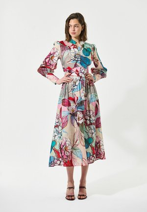 Blumenkleid mit einer Mischung aus rosa, blauen und grünen Mustern. Es hat eine durchgehende Knopfleiste, lange Puffärmel und eine taillierte Passform.