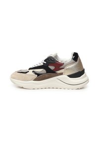 Chunky sneakers in beiger, zwart en rood, met gelaagde texturen van suède en mesh, een dikke witte rubberen zool en een vetersluiting.