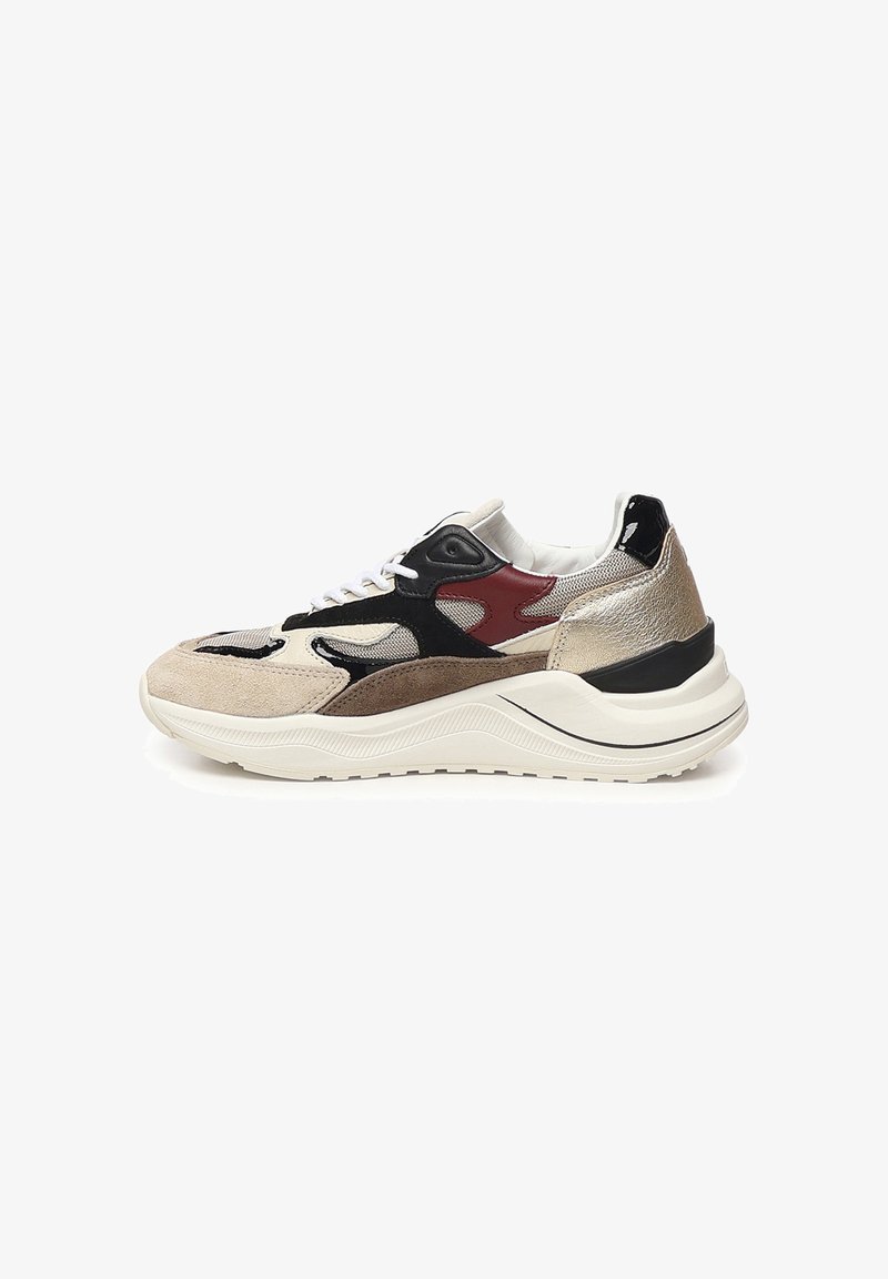 Zapatillas chunky en beige, negro y rojo, con texturas superpuestas de ante y malla, suela gruesa de goma blanca y diseño de cordones.