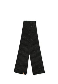 Černá pletená šála s žebrovanou strukturou, zdobená vícebarevnými skvrnkami po celé ploše. Na jednom konci je malá cedulka s logem značky.