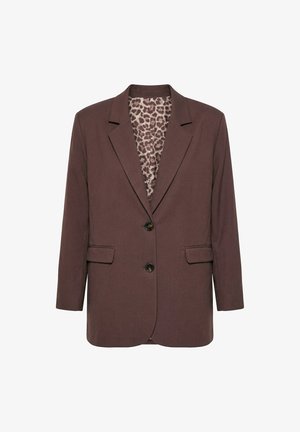 Hnědý dámský blejzr se dvěma předními knoflíky, klopovými kapsami a leopardím vzorem na vnitřní podšívce viditelný u límce a hrudní oblasti.