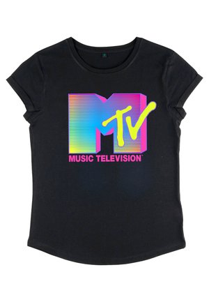 Sort t-shirt med korte ærmer med et farverigt MTV-logo i gradient nuancer af pink, blå og grøn med "MUSIC TELEVISION" nedenfor i pink.
