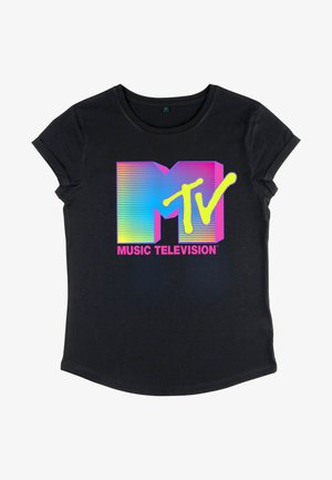 Czarna koszulka z krótkim rękawem z kolorowym logo MTV w gradientowych odcieniach różu, niebieskiego i zielonego oraz napisem "MUSIC TELEVISION" poniżej w kolorze różowym.