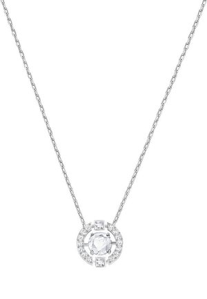 Collier en chaîne argentée avec un pendentif rond présentant une pierre précieuse claire en forme de cœur au centre, entourée de pierres plus petites carrées et rondes.