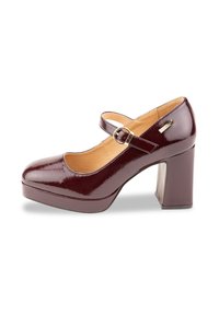 Chaussure Mary Jane en cuir vernis bordeaux avec un bout arrondi, une bride de cheville et un talon épais, présentant une finition texturée et des accessoires en or.