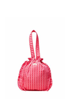 Tasche aus rosa Vichykaro-Stoff mit gerafften Kanten und zwei langen Griffen, mit einem kleinen rechteckigen Etikett nahe der oberen Mitte.