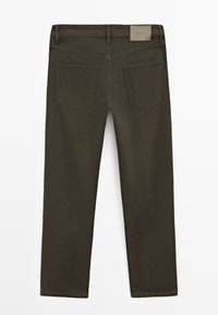 Donkergroene olijfkleurige broek met rechte pijpen, twee achterzakken en een leren merkembleem op de tailleband tegen een effen achtergrond.