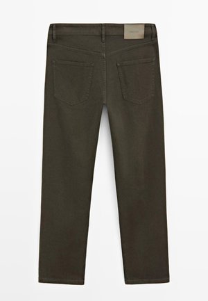 Donkergroene olijfkleurige broek met rechte pijpen, twee achterzakken en een leren merkembleem op de tailleband tegen een effen achtergrond.