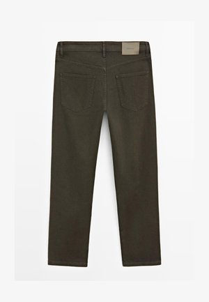 Dunkelolivgrüne, gerade geschnittene Hose mit zwei Gesäßtaschen und einem Leder-Brandpatch am Bund vor einem einfarbigen Hintergrund.