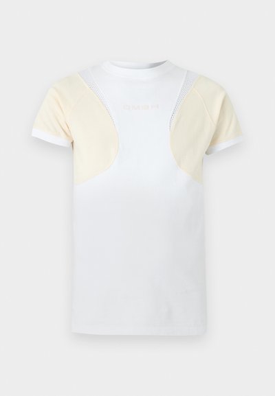 Λευκό κοντομάνικο μπλουζάκι με μπεζ διχτυωτά πάνελ στους ώμους και το πάνω μέρος του στήθους, με διακριτικό λογότυπο κειμένου μπροστά.