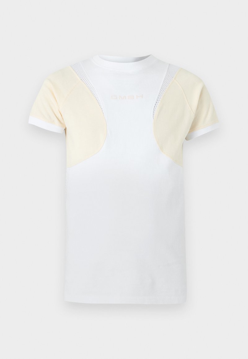T-shirt blanc à manches courtes avec des panneaux en mesh beige sur les épaules et le haut de la poitrine, avec un logo texte discret à l'avant.