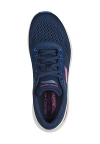 Sneaker blu navy con parte superiore in rete, lacci blu a contrasto, dettagli rosa e suola bianca ammortizzata. Presenta il logo "Skechers Arch Fit".