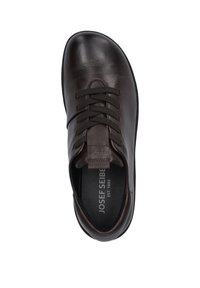 Chaussure en cuir marron à lacets, avec un embout rond, présentant un dessus texturé, des lacets plats et une semelle intérieure avec la marque "Josef Seibel."