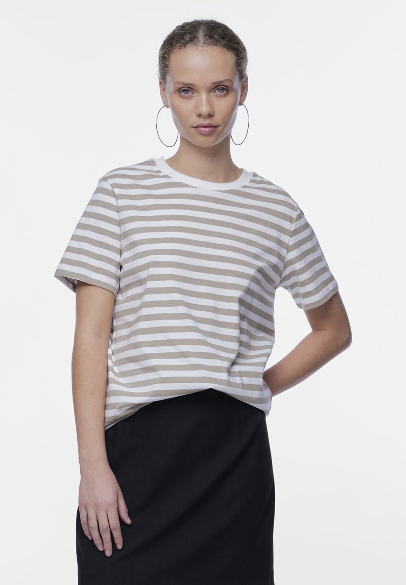 Pieces PCRIA TEE STRIPES - Tričko s potlačou - silver mink