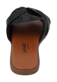 Sandal in pelle nera con tomaia annodata, soletta imbottita marrone e suola texturizzata, con logo sulla soletta.