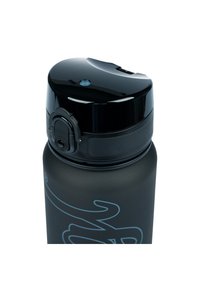 Borraccia isolata nera opaca con tappo a vite nero lucido e coperchio flip-top. Presenta un design con accenti blu e un meccanismo di chiusura sicuro.