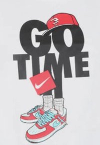 Grafica con il testo "GO TIME" accompagnato da un cappello rosso, gambe nere, calzini bianchi e sneakers Nike blu e rosse, con una card del logo Nike rosso.