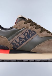Oliwkowe i brązowe sneakersy wykonane z zamszu i skóry. Posiadają teksturowane logo, zapięcie na sznurowadła oraz czerwone i czarne akcenty.