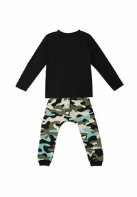 Schwarzes Langarmshirt kombiniert mit camouflagemusternden Hosen in Grün, Schwarz und hellblau; aus weichem Baumwollmaterial und mit entspannter Passform.