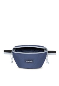 Pochette in tessuto blu con chiusura a zip, interno grigio e manico a rete nera. Presenta una patch con il logo Eastpak sul davanti.