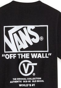 Černé tričko s velkým bílým grafickým textem "VANS" nad "OFF THE WALL" a kruhovým logem se "V" uprostřed, hladká bavlněná textura.