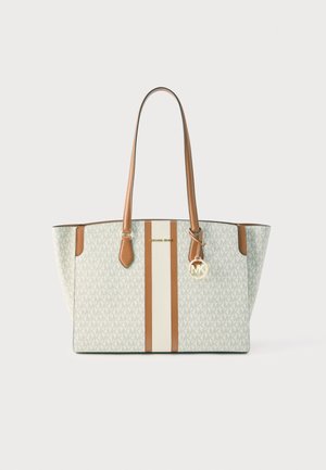 Beige en crème draagtas met een logopatroon, voorzien van twee lange handvaten, een centrale streepdetail en een ronde logohanger.