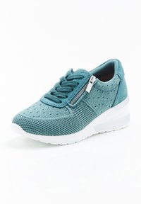 Sneaker teal in tessuto a rete perforato, con allacciatura frontale e cerniera laterale. Presenta una suola bianca elevata per un maggiore comfort e altezza.