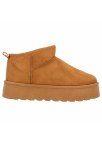 Bruine suède enkellaarsjes met een stevige rubberen zool, een elastische zijpaneel en een lus bij de hak voor gemakkelijke dressing. Glad textuur en ronde neus.