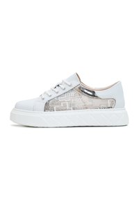 Sneaker bianco con accenti argento, pannello laterale testurizzato e una spessa suola bianca. Presenta lacci tondi e una punta liscia.