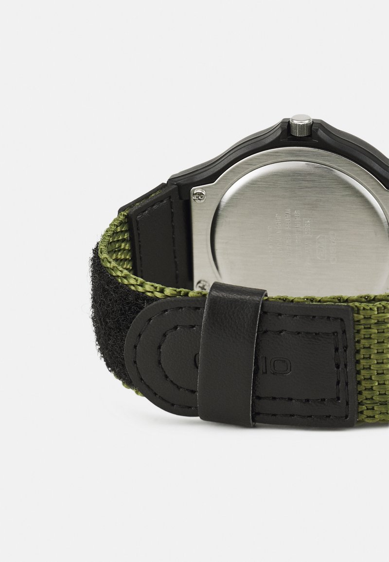 Casio Reloj analógico de Cuarzo para Hombre con Correa de Tela MW-240B-5BVCF, Negro/marrón, MW-240-5B