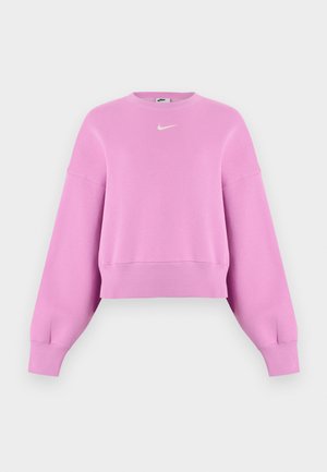 Λιλά φούτερ με στρογγυλή λαιμόκοψη, μακριά μανίκια και μικρό λευκό λογότυπο Nike Swoosh στο στήθος, με απλό φόντο.