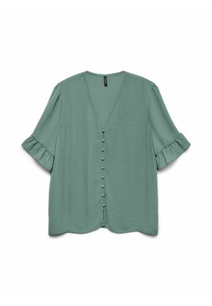 Blouse verte à manches courtes avec un col en V, dotée d'un devant boutonné et de bords de manches volants. Tissu lisse avec une texture légère.