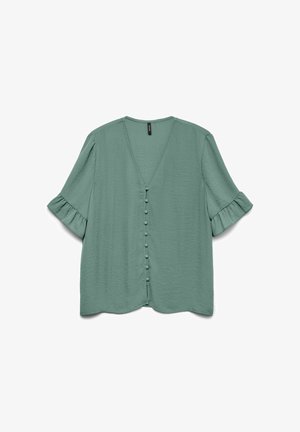 Blouse verte à manches courtes avec un col en V, dotée d'un devant boutonné et de bords de manches volants. Tissu lisse avec une texture légère.
