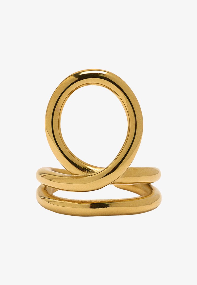 Złocony metalowy pierścionek o gładkim, splecionym wzorze z błyszczącym wykończeniem. Pierścionek prezentuje unikalny, zachodzący na siebie kształt okręgu.